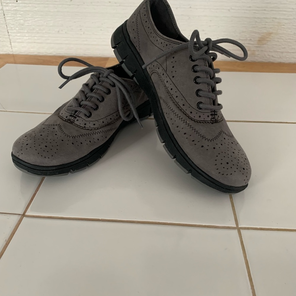 Women’s Easy Street Gray Wingtip Oxfords with Brogue Detailing.  Size 7.